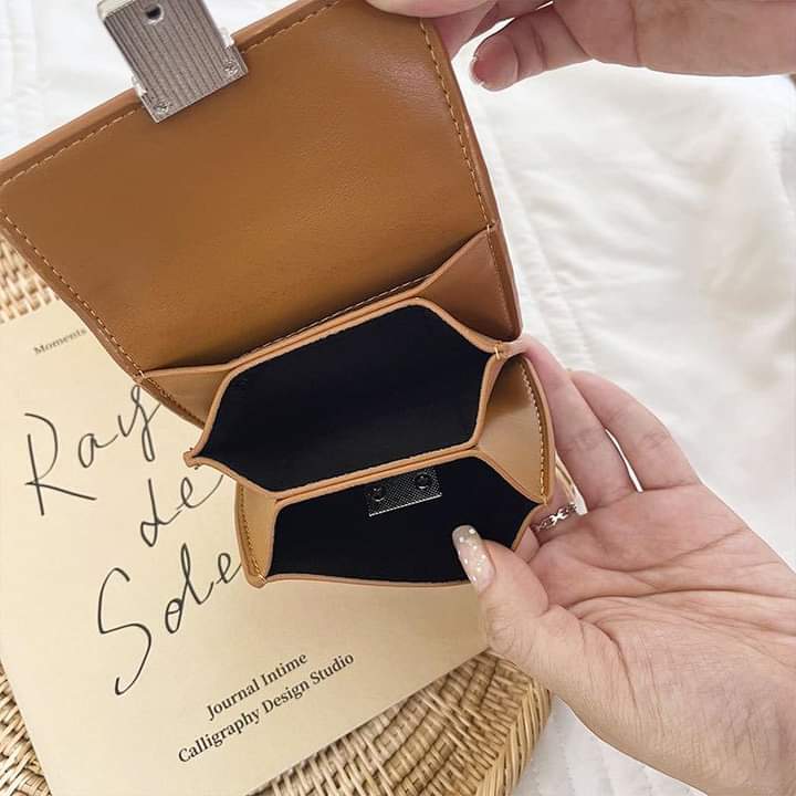 W093, Korean version wallet female mini niche simple portable temperament clamshell metal buckle card bag female ins student wallet
