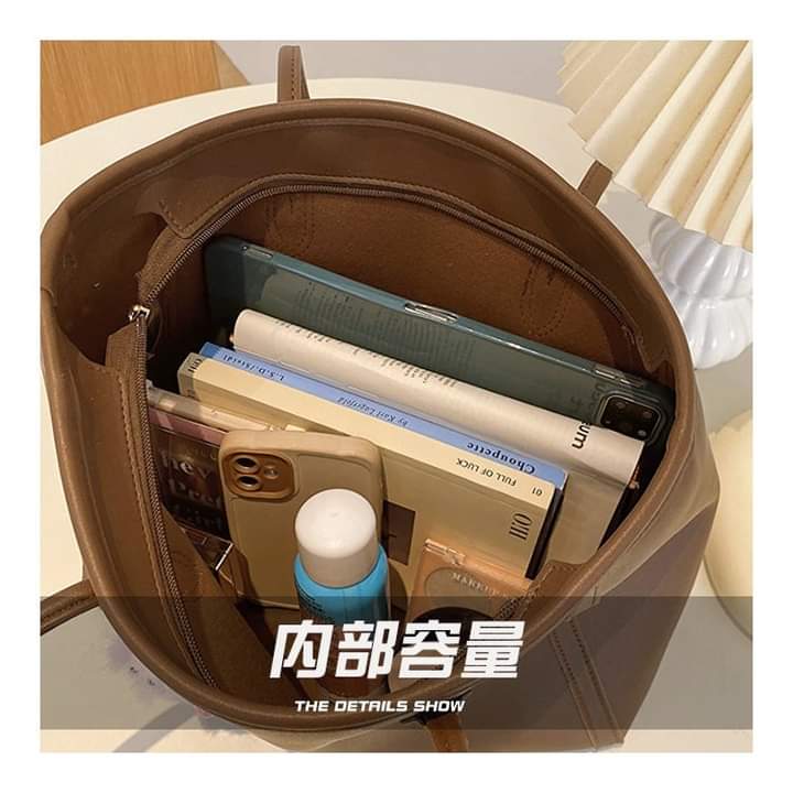 C059 Vintage PU leather shoulder bag, large capacity, Korean style, fashion, minimalist style, good quality, for women, handbag.
(No Keychain)