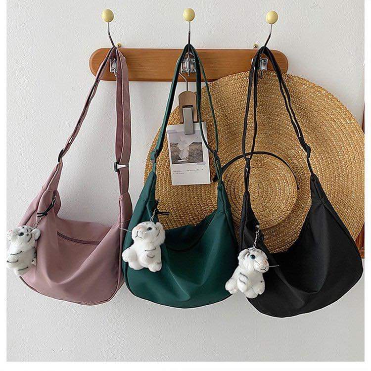 M013, Autumn and winter big bag women's 2022 new trendy nylon cloth texture dumpling bag simple messenger crescent bag commuter armpit bag