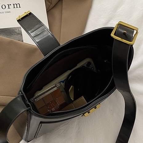 a022, fashion women shoulder bag. The product is a pu leather bag.