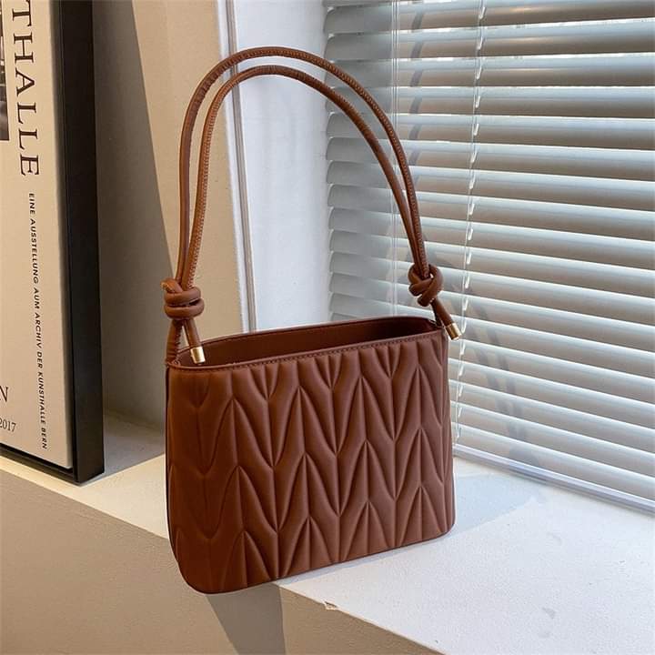 A088, Amy Rabbit women's bag 2023 new solid color simple and exquisite folds niche foreign style all-match single shoulder Messenger bucket bag