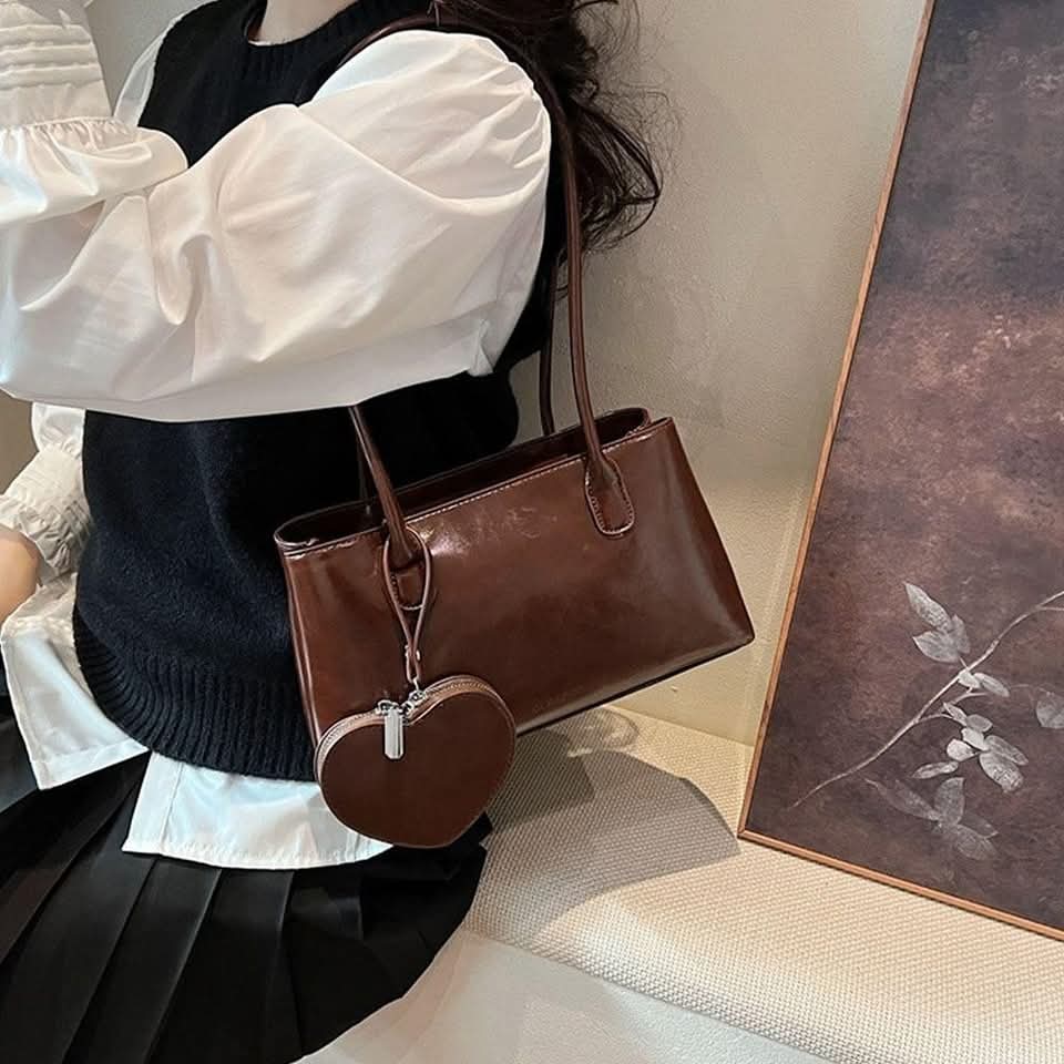 a055, Leather shoulder tote bag လေး အရမ်းလှ ဘေးက heart အိတ်သေးသေးလေးလည်းပါတာမို့ ချစ်စရာကောင်းသောပါရှင့် ပစ္စည်းလည်းအများကြီးဆန့်တဲ့အိတ်လေးပါရှင့်