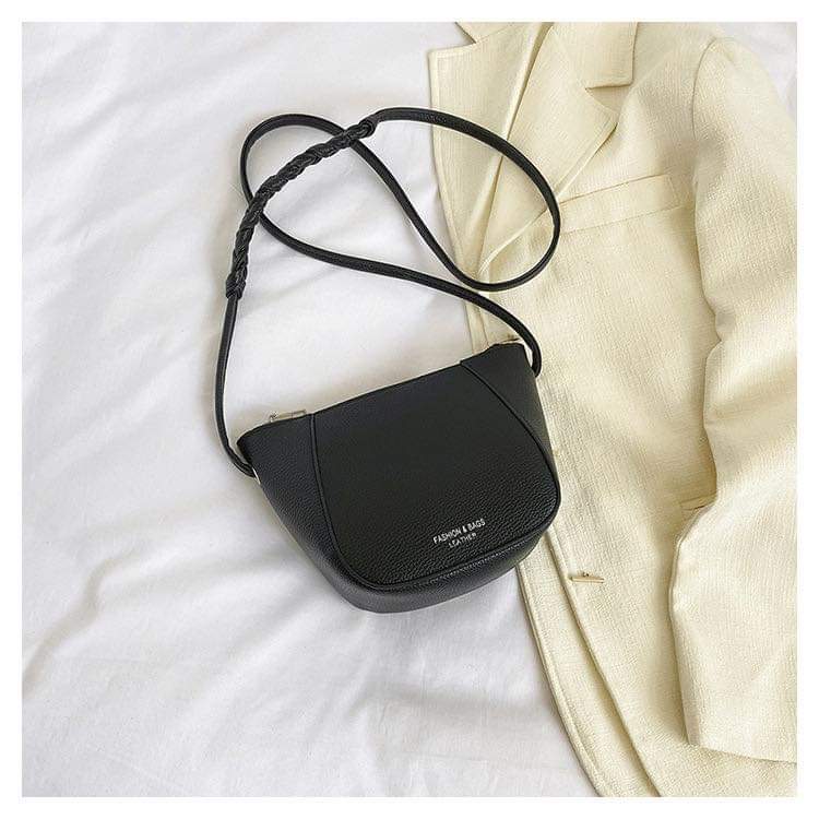 A061, 2024 new spring and summer popular small bag Korean simple ins texture shoulder messenger bag foreign style bucket bag
Size:23* 15cm