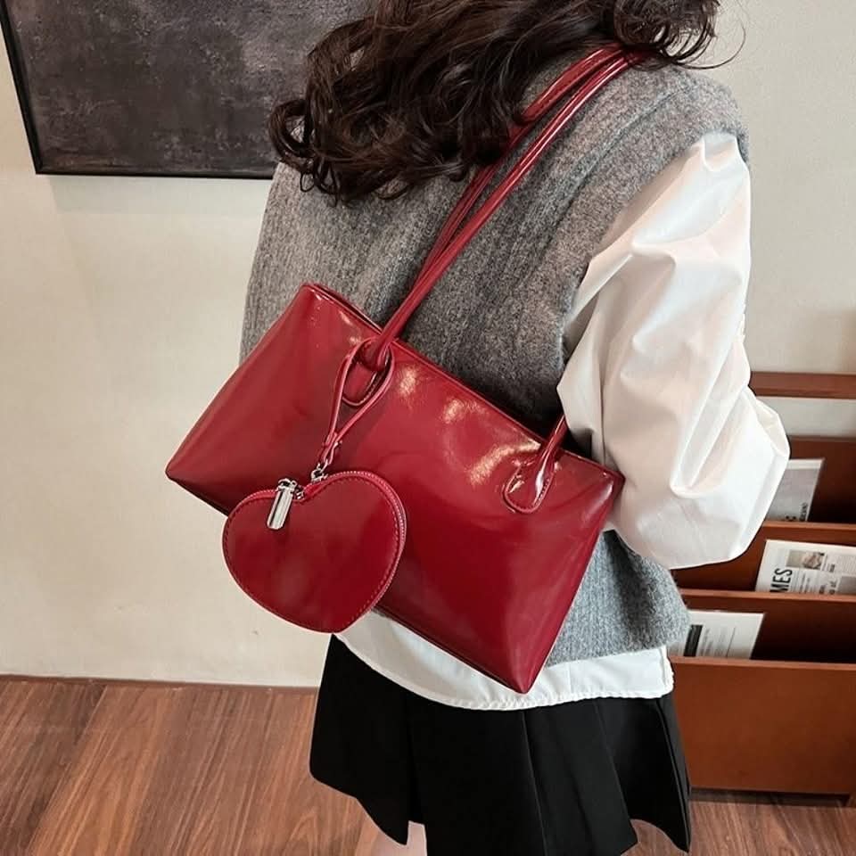 a055, Leather shoulder tote bag လေး အရမ်းလှ ဘေးက heart အိတ်သေးသေးလေးလည်းပါတာမို့ ချစ်စရာကောင်းသောပါရှင့် ပစ္စည်းလည်းအများကြီးဆန့်တဲ့အိတ်လေးပါရှင့်