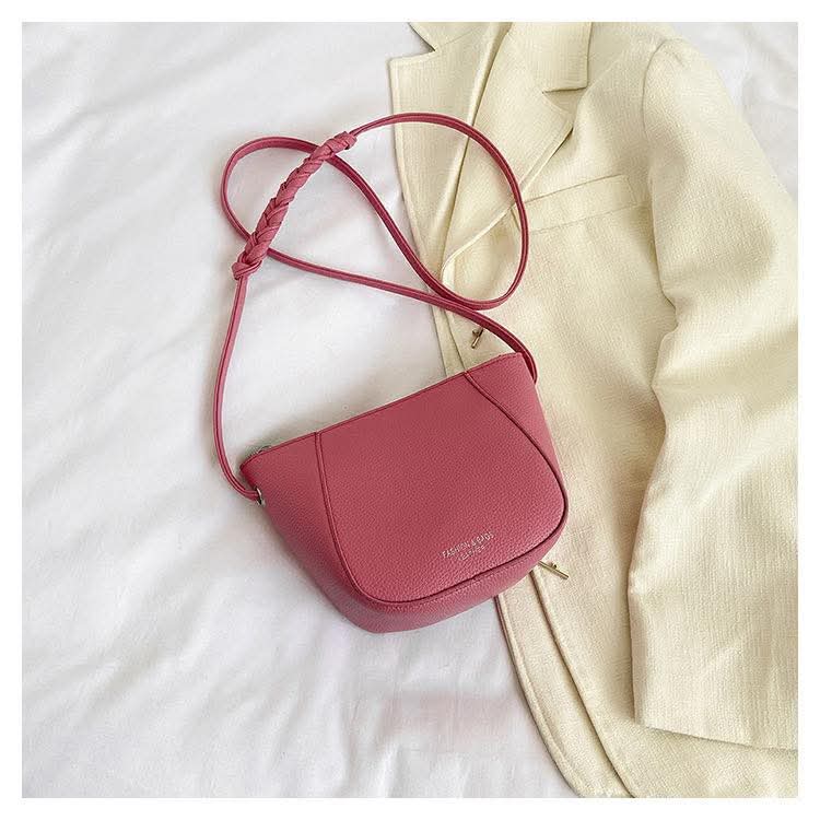 A061, 2024 new spring and summer popular small bag Korean simple ins texture shoulder messenger bag foreign style bucket bag
Size:23* 15cm