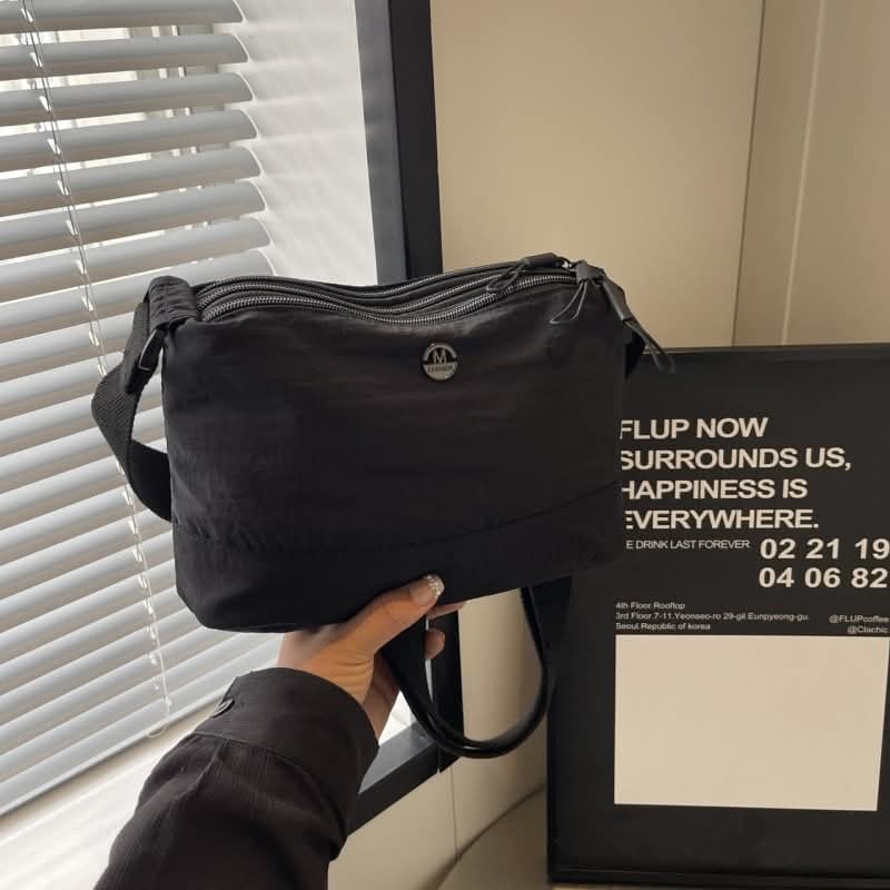m49, Multi-layer Crossbody Bag, ရိုးရိုးရှင်းရှင်းလေးကိုမှ အကန့်လေးတွေလည်းအများကြီးပါတာမို့ ပစ္စည်းလေးတွေ organize လုပ်လို့ရပါမယ်ရှင့်
