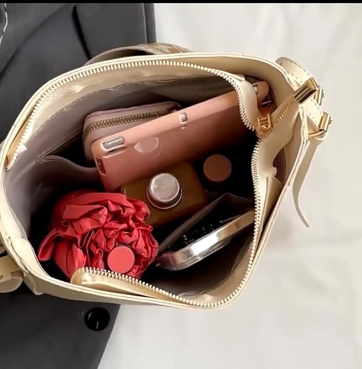 A041, Pu leather handbag, tote shape, large capacity, can hold a lot of things, Korean style, fashion for men and women.
Size:24*20*8cm