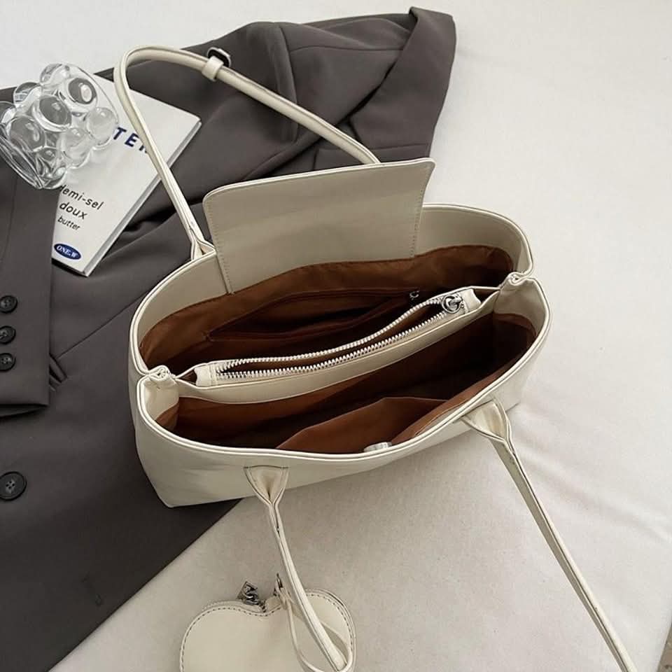 a055, Leather shoulder tote bag လေး အရမ်းလှ ဘေးက heart အိတ်သေးသေးလေးလည်းပါတာမို့ ချစ်စရာကောင်းသောပါရှင့် ပစ္စည်းလည်းအများကြီးဆန့်တဲ့အိတ်လေးပါရှင့်