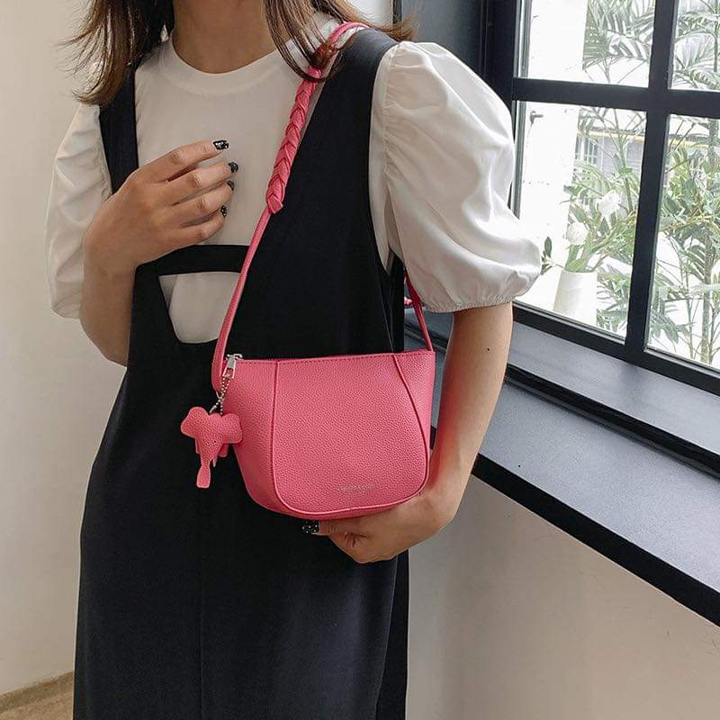 A061, 2024 new spring and summer popular small bag Korean simple ins texture shoulder messenger bag foreign style bucket bag
Size:23* 15cm