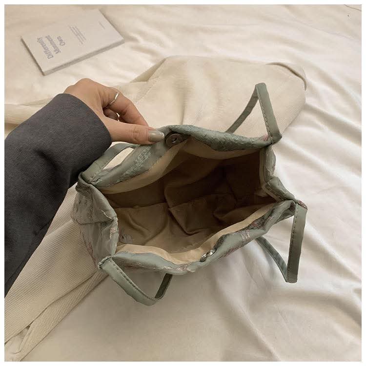 C42, New Chinese style national style large capacity bag female 2025 new summer fashion embroidered silk shoulder tote bag