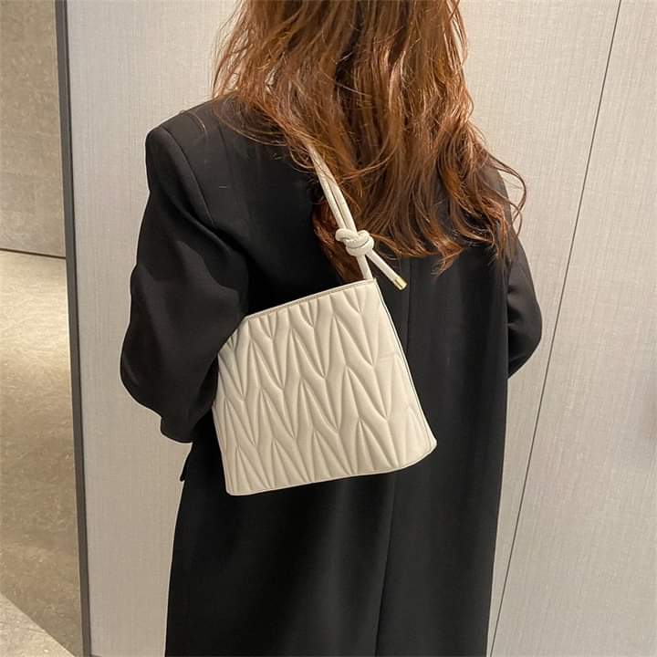 A088, Amy Rabbit women's bag 2023 new solid color simple and exquisite folds niche foreign style all-match single shoulder Messenger bucket bag