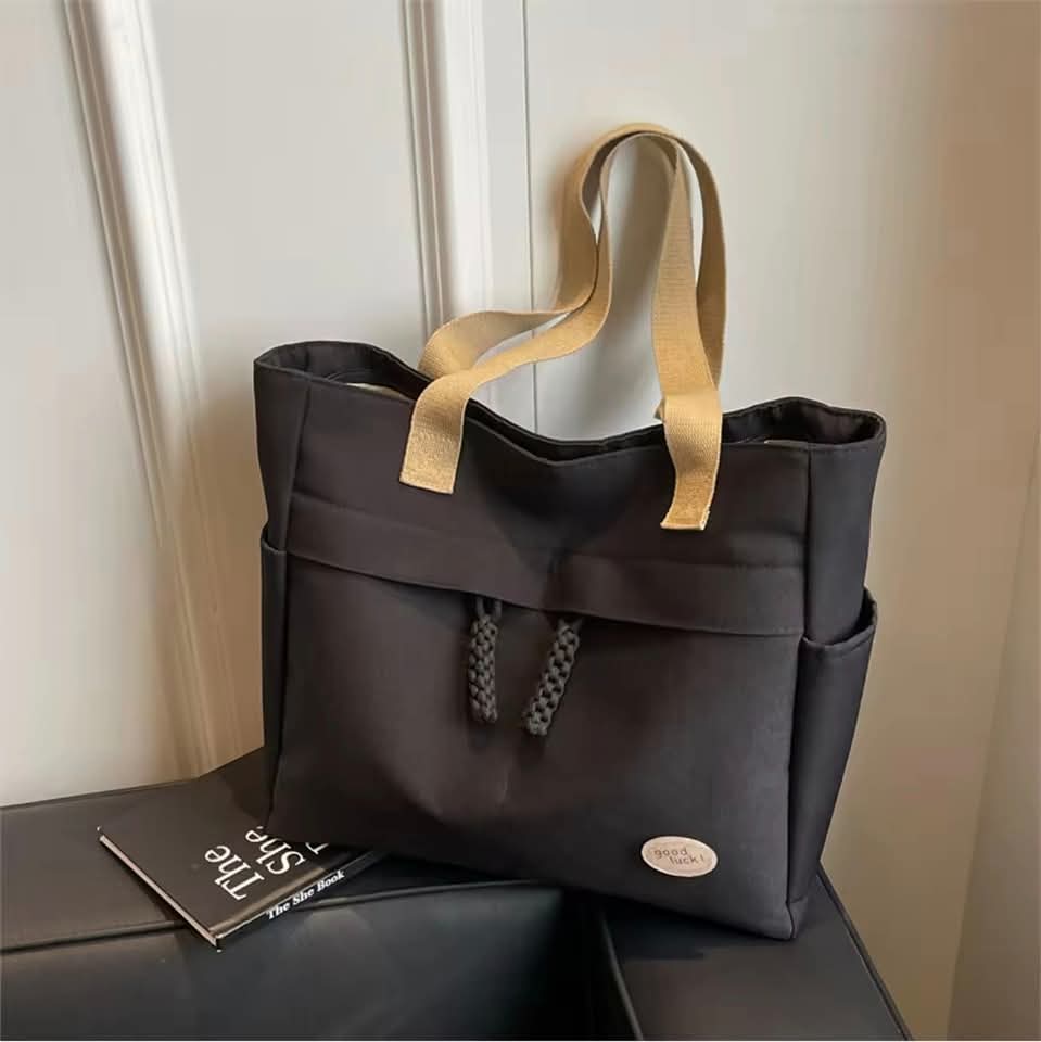 C12,Japan style shoulder bag လေးပါရှင့်၊ အိတ် size လဲကြီးပြီး၊ ကျောင်းသုံး ရုံးသုံးအဆင်ပြေစေမဲ့အိတ်လေးပါရှင့် 🥰