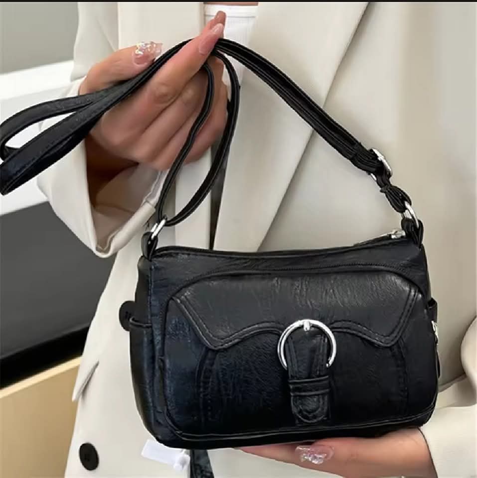 A22,Daily အနေနဲ့ သုံးလို့အဆင်ပြေတဲ့ leather အိတ်လေးပါရှင့်၊ ရေစိုခံ PU leather နဲ့ ပြုလုပ်ထားပြီး နေ့စဉ်သုံးဖို့အတွက် ခိုင်ခံ့ပြီး ကြာရှည်ခံပါတယ်၊ ပေါ့ပါးတဲ့အိတ်  🥰