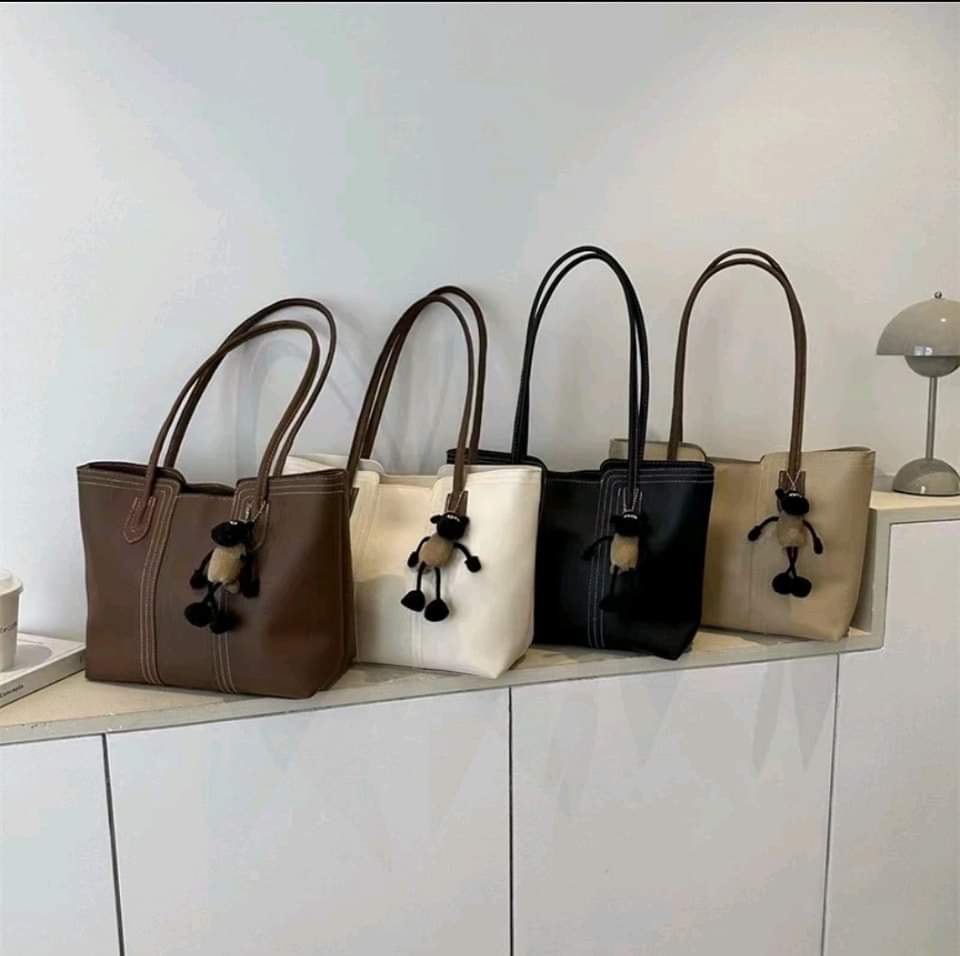 C04,shoulder bag for women, can hold a lot of things, Korean style fashion, simple, with zipper, popular, PU leather.

Size-37*26cm