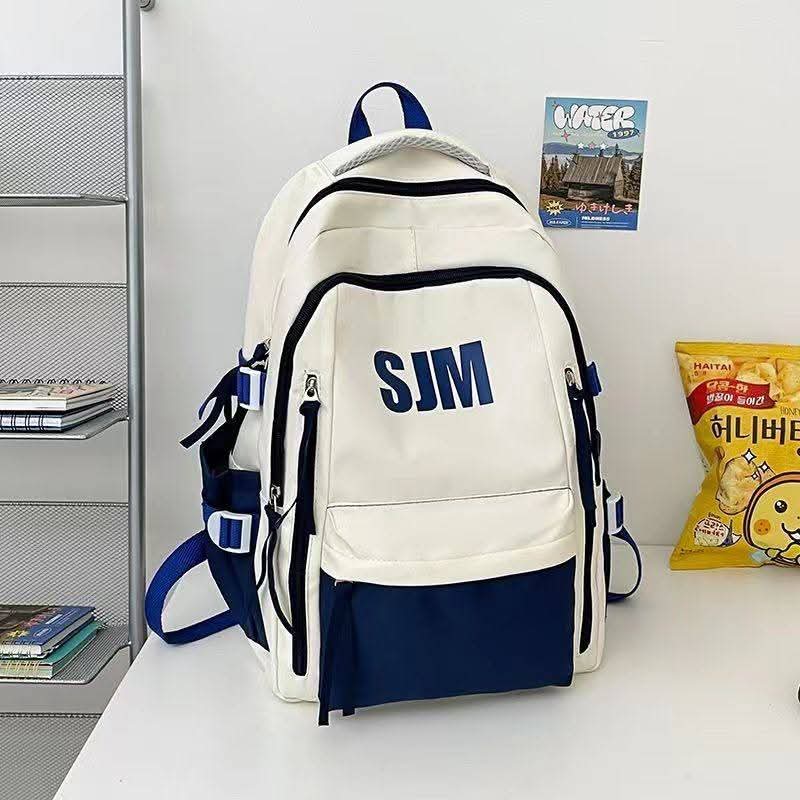 B49, school bag for young men and women

Design လေးက အထာကျပြီး၊ အိတ်အကန့်များတာမို့ high school အတွက်ပဲသုံးသုံး/ uniအတွက်ပဲသုံးသုံး အဆင်ပြေသောအိတ်လေးပါနော်..