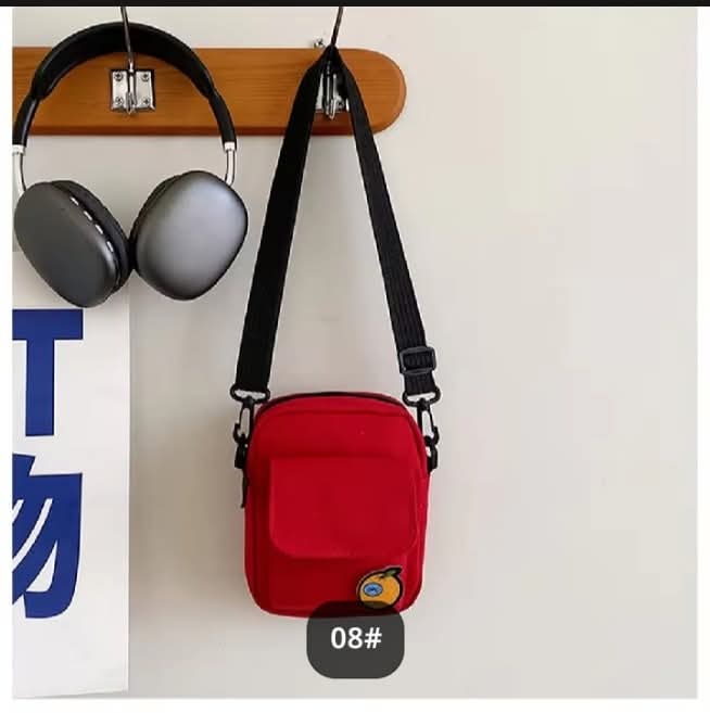 M05, ရိုးရှင်းတဲ့ဒီဇိုင်းရှိပြီး ချစ်စရာ canvas ဘေးလွယ်အိတ်၊ဖုန်းထည့်မယ် ပစ္စည်းအနဲငယ်ထည့်လို့ကောင်းတဲ့အိတ်‌‌အဖြစ်အသုံးပြုနိုင်ပြီး၊ ချစ်စရာကောင်းတဲ့အိတ်သေးသေးလေးပါရှင့်