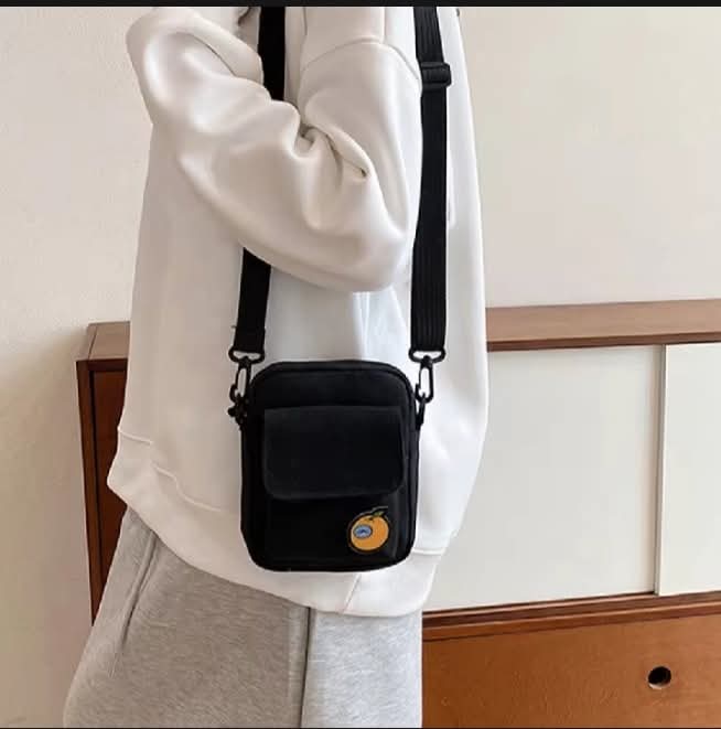 M05, ရိုးရှင်းတဲ့ဒီဇိုင်းရှိပြီး ချစ်စရာ canvas ဘေးလွယ်အိတ်၊ဖုန်းထည့်မယ် ပစ္စည်းအနဲငယ်ထည့်လို့ကောင်းတဲ့အိတ်‌‌အဖြစ်အသုံးပြုနိုင်ပြီး၊ ချစ်စရာကောင်းတဲ့အိတ်သေးသေးလေးပါရှင့်