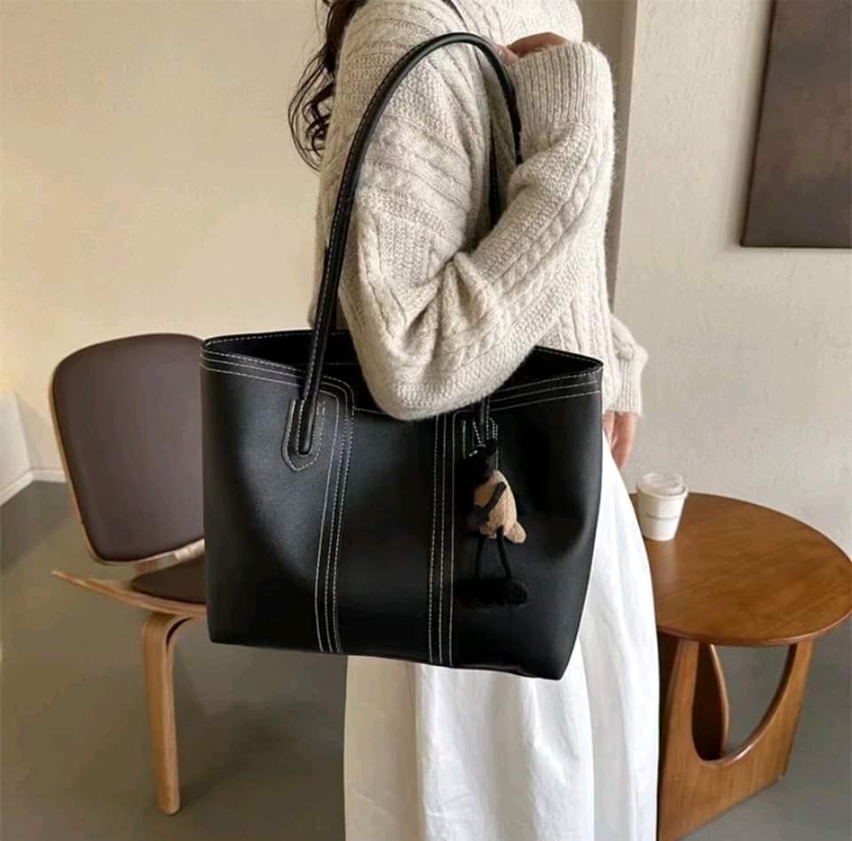C04,shoulder bag for women, can hold a lot of things, Korean style fashion, simple, with zipper, popular, PU leather.

Size-37*26cm