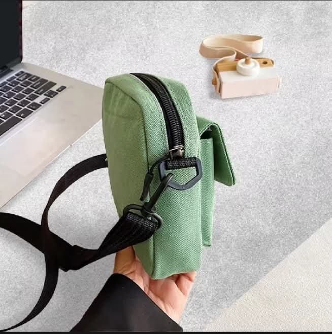 M05, ရိုးရှင်းတဲ့ဒီဇိုင်းရှိပြီး ချစ်စရာ canvas ဘေးလွယ်အိတ်၊ဖုန်းထည့်မယ် ပစ္စည်းအနဲငယ်ထည့်လို့ကောင်းတဲ့အိတ်‌‌အဖြစ်အသုံးပြုနိုင်ပြီး၊ ချစ်စရာကောင်းတဲ့အိတ်သေးသေးလေးပါရှင့်