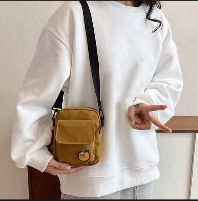 M05, ရိုးရှင်းတဲ့ဒီဇိုင်းရှိပြီး ချစ်စရာ canvas ဘေးလွယ်အိတ်၊ဖုန်းထည့်မယ် ပစ္စည်းအနဲငယ်ထည့်လို့ကောင်းတဲ့အိတ်‌‌အဖြစ်အသုံးပြုနိုင်ပြီး၊ ချစ်စရာကောင်းတဲ့အိတ်သေးသေးလေးပါရှင့်