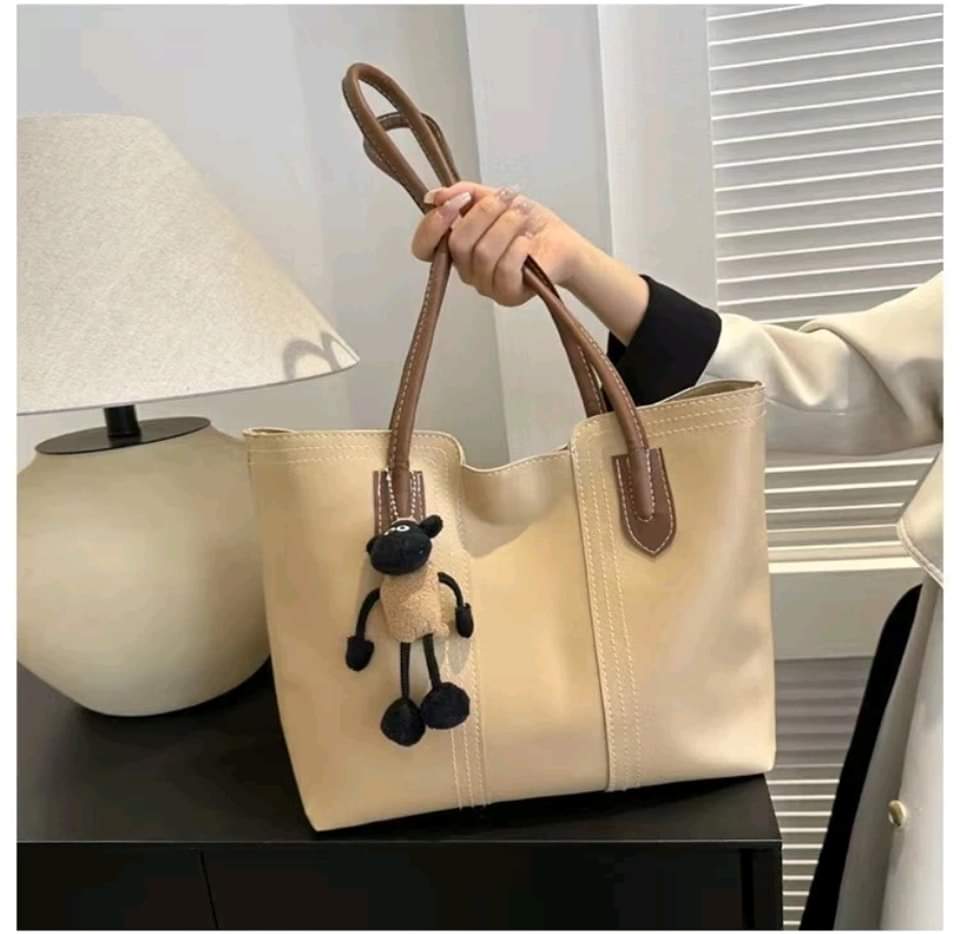 C04,shoulder bag for women, can hold a lot of things, Korean style fashion, simple, with zipper, popular, PU leather.

Size-37*26cm