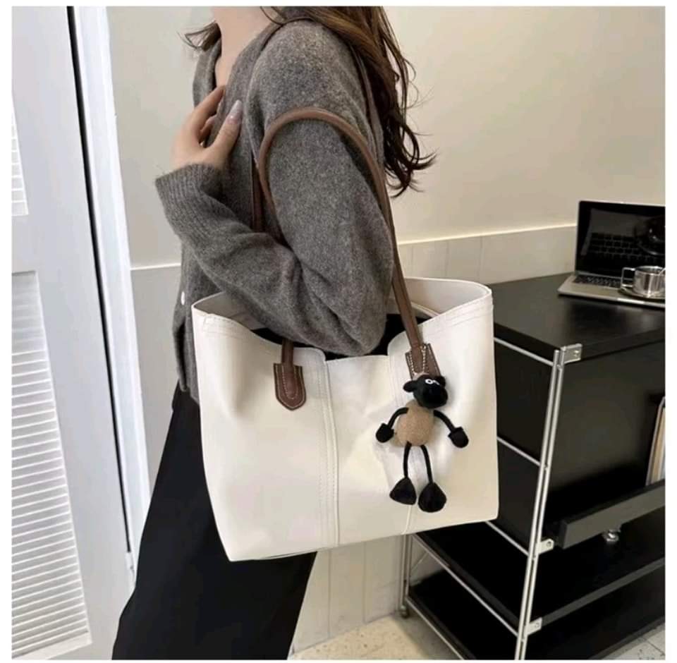 C04,shoulder bag for women, can hold a lot of things, Korean style fashion, simple, with zipper, popular, PU leather.

Size-37*26cm