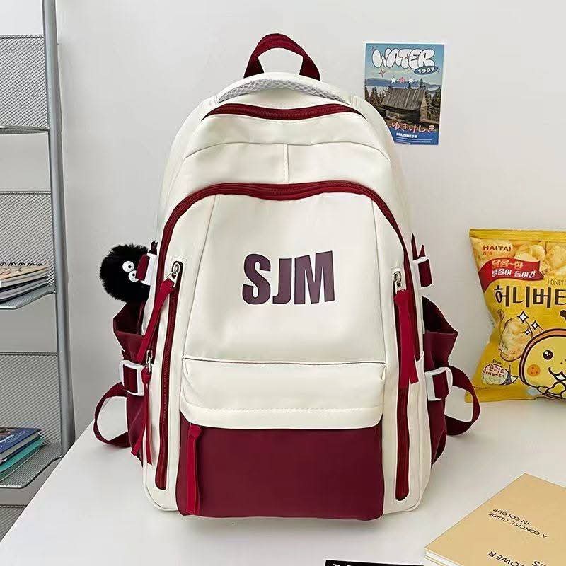 B49, school bag for young men and women

Design လေးက အထာကျပြီး၊ အိတ်အကန့်များတာမို့ high school အတွက်ပဲသုံးသုံး/ uniအတွက်ပဲသုံးသုံး အဆင်ပြေသောအိတ်လေးပါနော်..