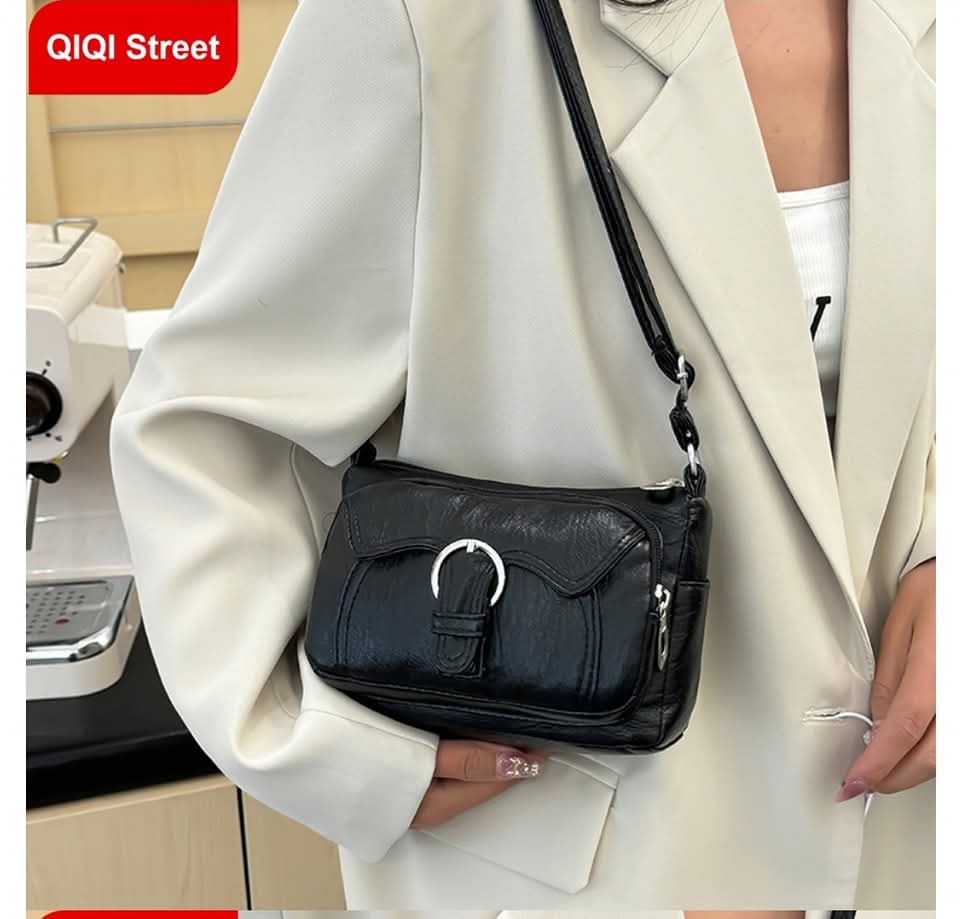 A22,Daily အနေနဲ့ သုံးလို့အဆင်ပြေတဲ့ leather အိတ်လေးပါရှင့်၊ ရေစိုခံ PU leather နဲ့ ပြုလုပ်ထားပြီး နေ့စဉ်သုံးဖို့အတွက် ခိုင်ခံ့ပြီး ကြာရှည်ခံပါတယ်၊ ပေါ့ပါးတဲ့အိတ်  🥰