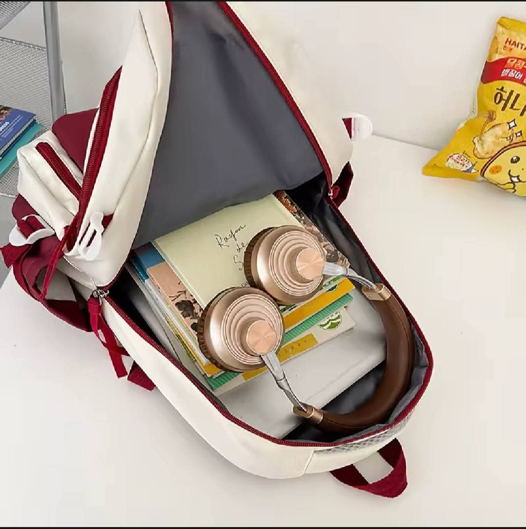 B49, school bag for young men and women

Design လေးက အထာကျပြီး၊ အိတ်အကန့်များတာမို့ high school အတွက်ပဲသုံးသုံး/ uniအတွက်ပဲသုံးသုံး အဆင်ပြေသောအိတ်လေးပါနော်..