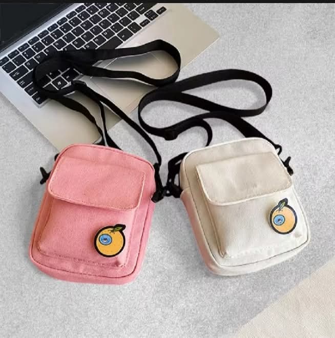 M05, ရိုးရှင်းတဲ့ဒီဇိုင်းရှိပြီး ချစ်စရာ canvas ဘေးလွယ်အိတ်၊ဖုန်းထည့်မယ် ပစ္စည်းအနဲငယ်ထည့်လို့ကောင်းတဲ့အိတ်‌‌အဖြစ်အသုံးပြုနိုင်ပြီး၊ ချစ်စရာကောင်းတဲ့အိတ်သေးသေးလေးပါရှင့်