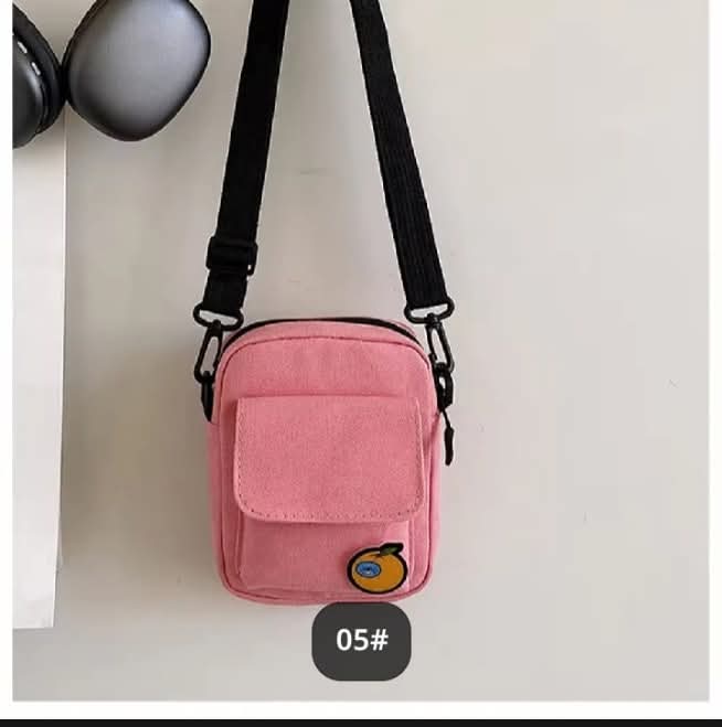 M05, ရိုးရှင်းတဲ့ဒီဇိုင်းရှိပြီး ချစ်စရာ canvas ဘေးလွယ်အိတ်၊ဖုန်းထည့်မယ် ပစ္စည်းအနဲငယ်ထည့်လို့ကောင်းတဲ့အိတ်‌‌အဖြစ်အသုံးပြုနိုင်ပြီး၊ ချစ်စရာကောင်းတဲ့အိတ်သေးသေးလေးပါရှင့်