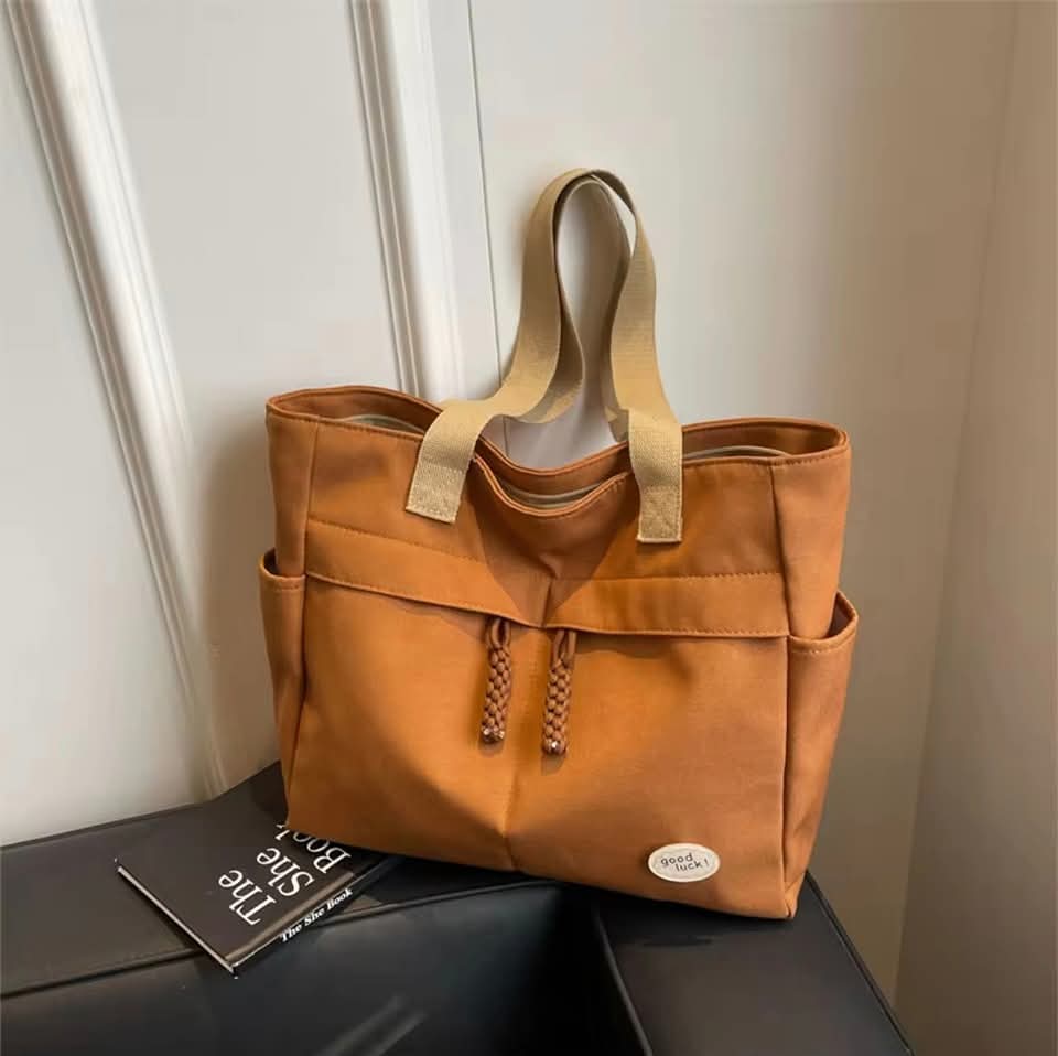 C12,Japan style shoulder bag လေးပါရှင့်၊ အိတ် size လဲကြီးပြီး၊ ကျောင်းသုံး ရုံးသုံးအဆင်ပြေစေမဲ့အိတ်လေးပါရှင့် 🥰