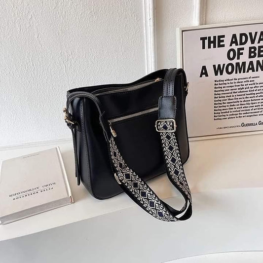 A041, Pu leather handbag, tote shape, large capacity, can hold a lot of things, Korean style, fashion for men and women.
Size:24*20*8cm