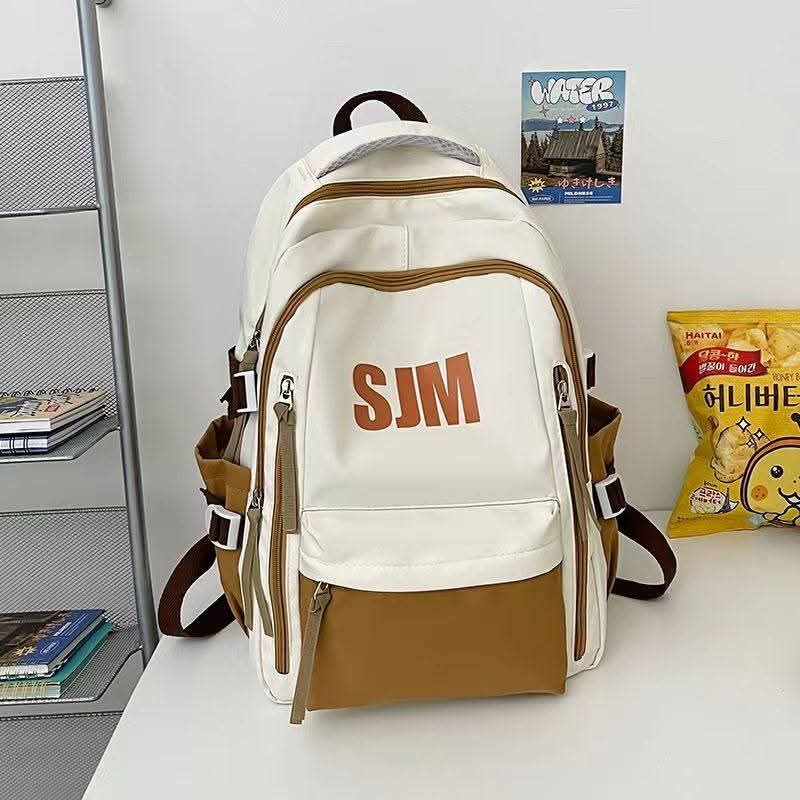 B49, school bag for young men and women

Design လေးက အထာကျပြီး၊ အိတ်အကန့်များတာမို့ high school အတွက်ပဲသုံးသုံး/ uniအတွက်ပဲသုံးသုံး အဆင်ပြေသောအိတ်လေးပါနော်..