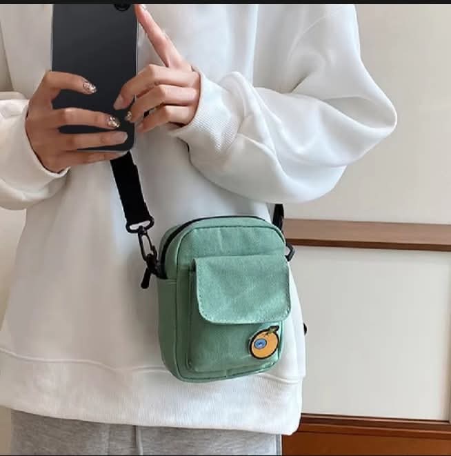 M05, ရိုးရှင်းတဲ့ဒီဇိုင်းရှိပြီး ချစ်စရာ canvas ဘေးလွယ်အိတ်၊ဖုန်းထည့်မယ် ပစ္စည်းအနဲငယ်ထည့်လို့ကောင်းတဲ့အိတ်‌‌အဖြစ်အသုံးပြုနိုင်ပြီး၊ ချစ်စရာကောင်းတဲ့အိတ်သေးသေးလေးပါရှင့်