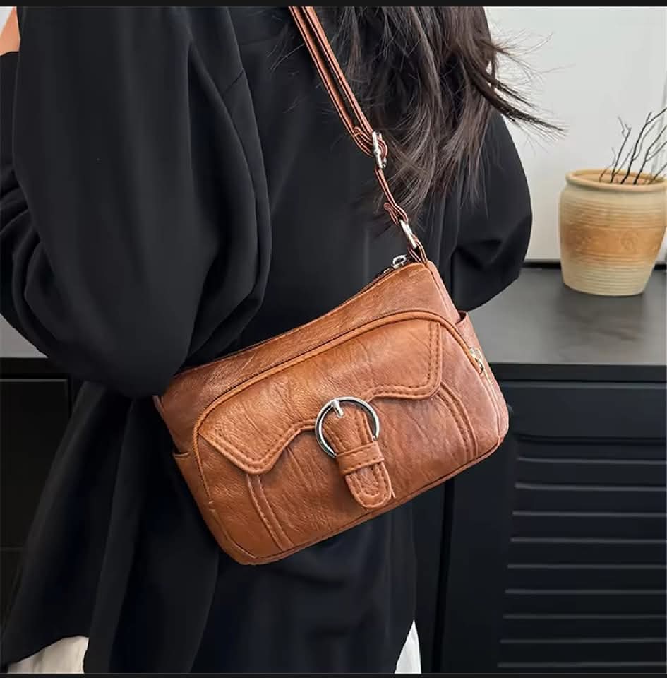 A22,Daily အနေနဲ့ သုံးလို့အဆင်ပြေတဲ့ leather အိတ်လေးပါရှင့်၊ ရေစိုခံ PU leather နဲ့ ပြုလုပ်ထားပြီး နေ့စဉ်သုံးဖို့အတွက် ခိုင်ခံ့ပြီး ကြာရှည်ခံပါတယ်၊ ပေါ့ပါးတဲ့အိတ်  🥰
