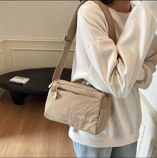 M11, အိတ်အကန့်များများလေးပါတာလေးကြိုက်ကြတဲ့ကာကာတို့အတွက် မိုးစိုလဲခံစေတဲ့အိတ်လေးပါရှင့် 🥰