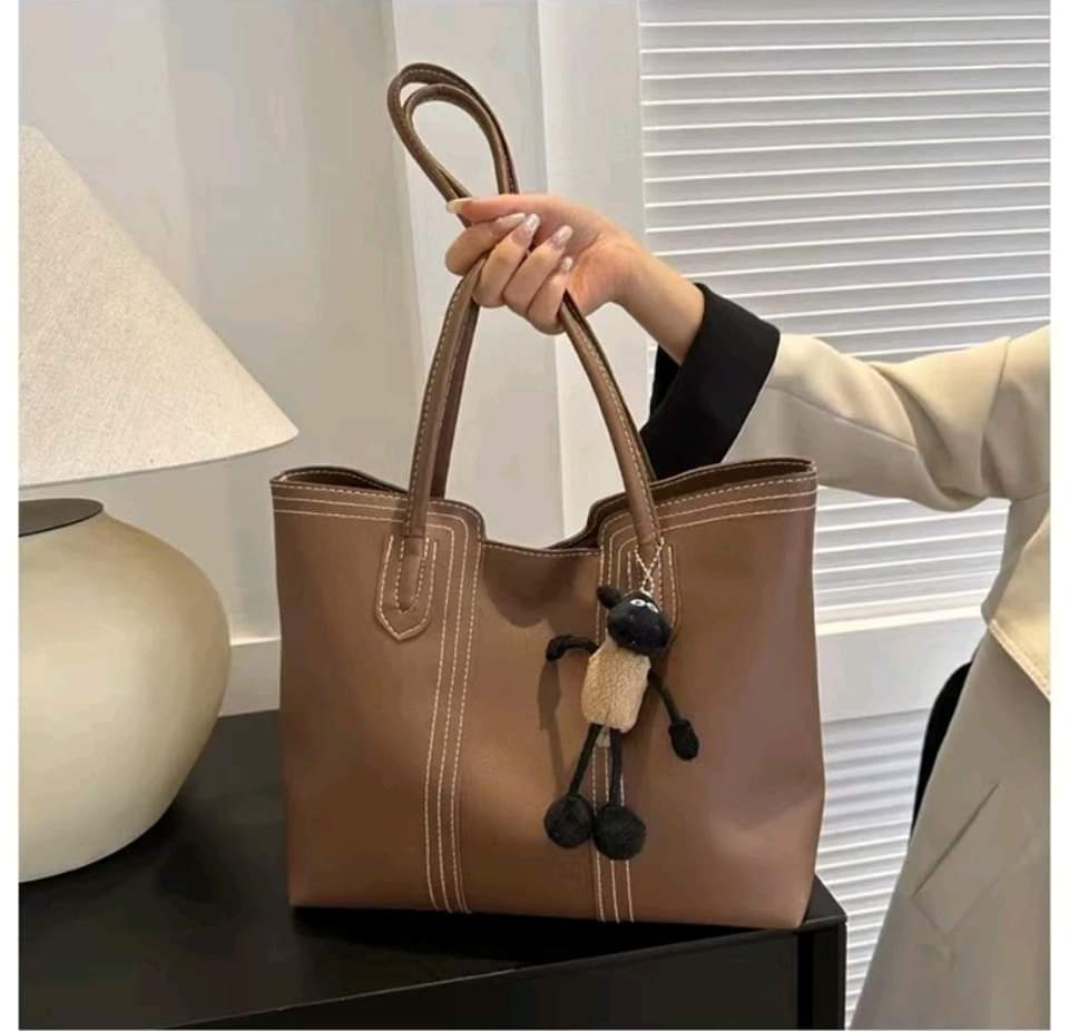 C04,shoulder bag for women, can hold a lot of things, Korean style fashion, simple, with zipper, popular, PU leather.

Size-37*26cm