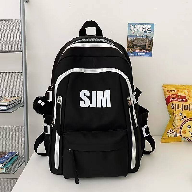 B49, school bag for young men and women

Design လေးက အထာကျပြီး၊ အိတ်အကန့်များတာမို့ high school အတွက်ပဲသုံးသုံး/ uniအတွက်ပဲသုံးသုံး အဆင်ပြေသောအိတ်လေးပါနော်..