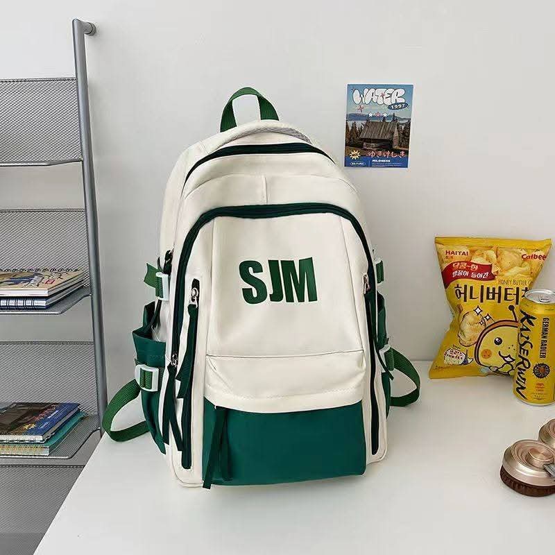 B49, school bag for young men and women

Design လေးက အထာကျပြီး၊ အိတ်အကန့်များတာမို့ high school အတွက်ပဲသုံးသုံး/ uniအတွက်ပဲသုံးသုံး အဆင်ပြေသောအိတ်လေးပါနော်..