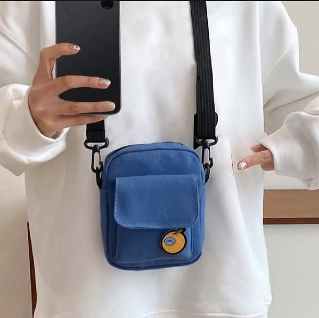 M05, ရိုးရှင်းတဲ့ဒီဇိုင်းရှိပြီး ချစ်စရာ canvas ဘေးလွယ်အိတ်၊ဖုန်းထည့်မယ် ပစ္စည်းအနဲငယ်ထည့်လို့ကောင်းတဲ့အိတ်‌‌အဖြစ်အသုံးပြုနိုင်ပြီး၊ ချစ်စရာကောင်းတဲ့အိတ်သေးသေးလေးပါရှင့်